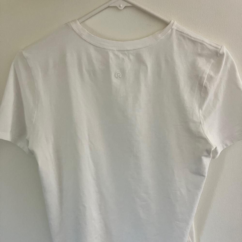 White lululemon tshirt